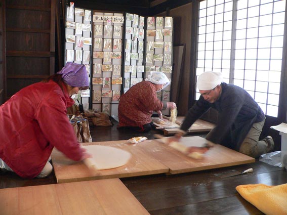 ③里山民家でのうどん打ち。小麦粉で５キロを打ちました。 