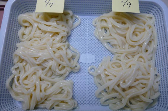 当日練りのほうが、麺線もしっかりしているし、色、張りもよい（画像でわかるかな？）