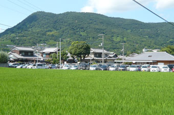 遠くから見たところ。駐車場はびっしり。